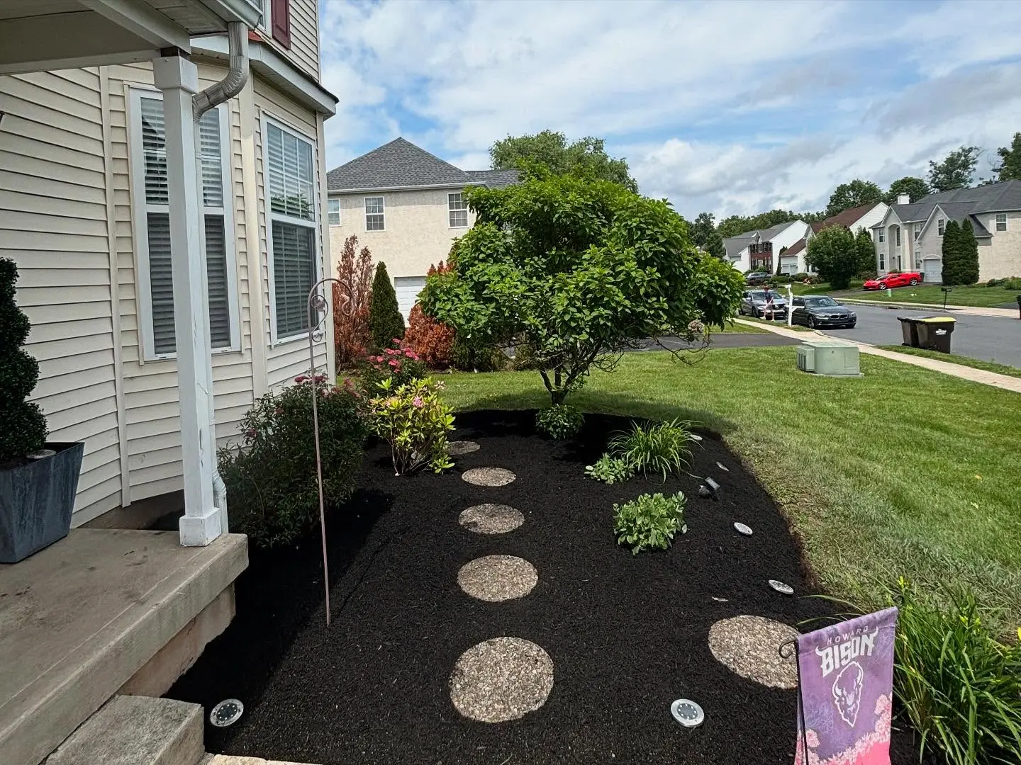 Front planting bed after cleanup with fresh dark mulch and defined edges